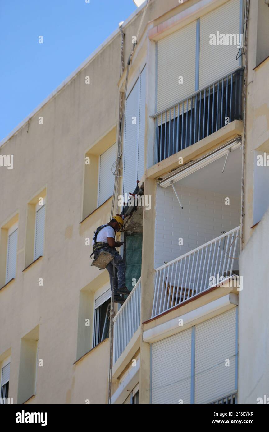 Bauarbeiter schaufelte, um das Haus zu renovieren Stockfoto