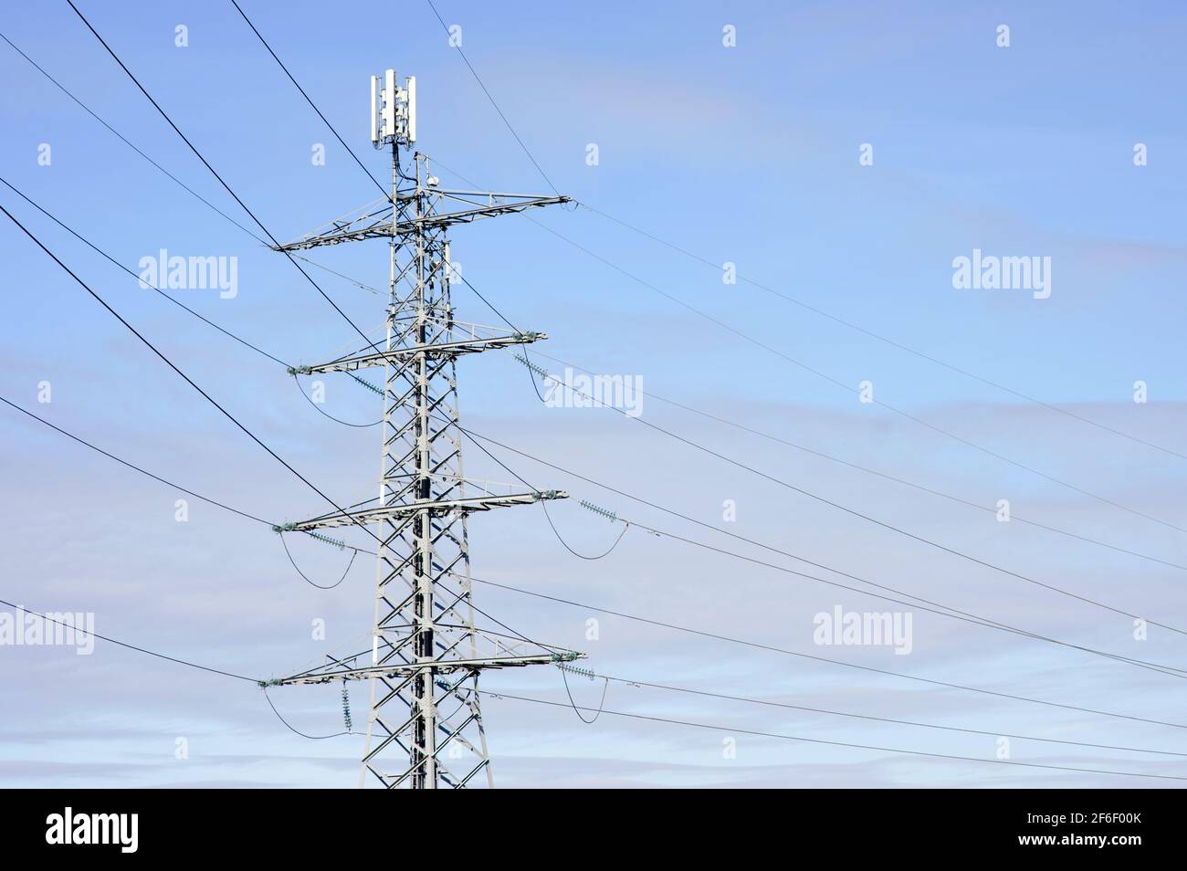 Strommast für den Transport von Elektrizität mit einer Antenne an Oben Stockfoto