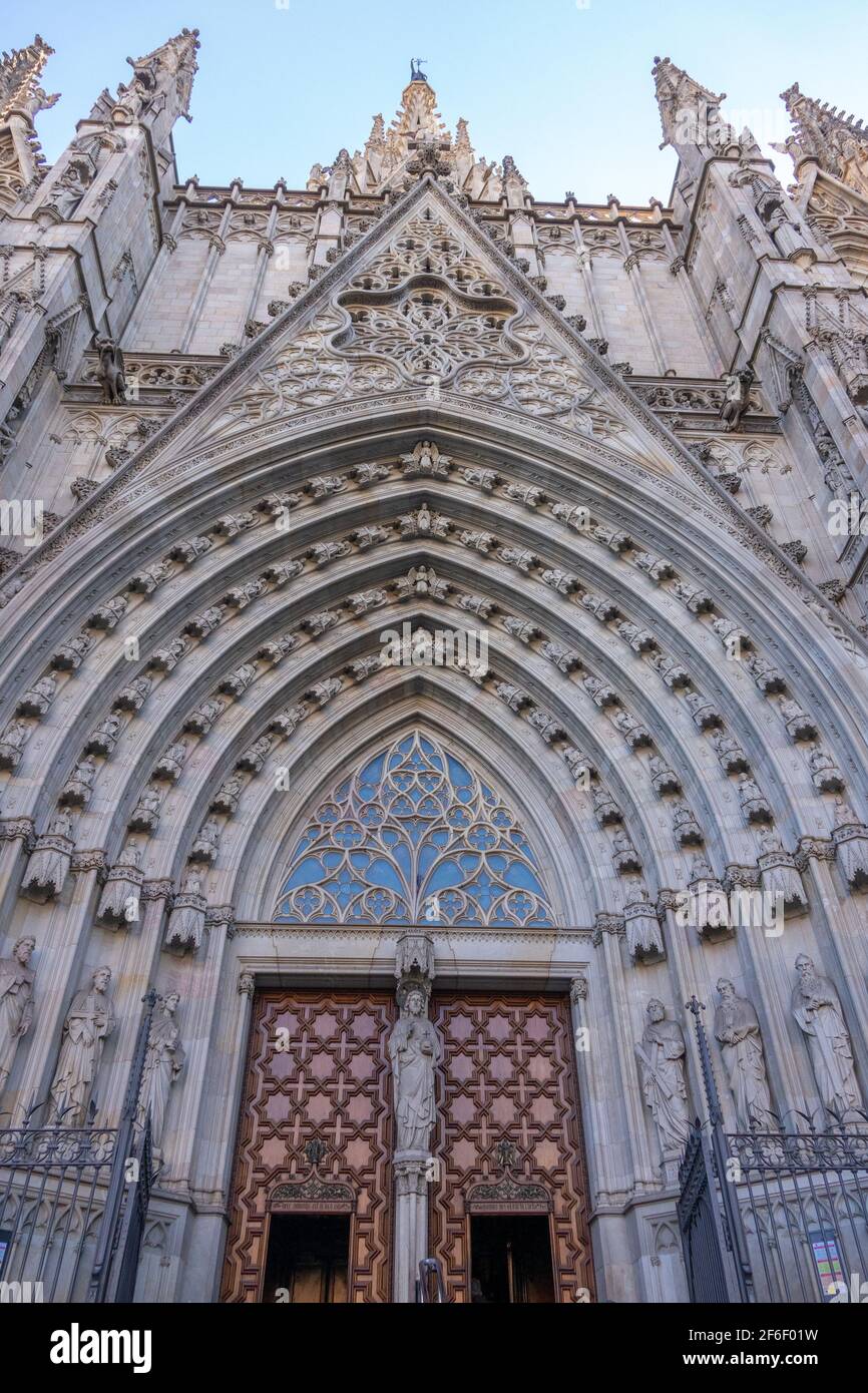 Haupttüren zur Kathedrale des Heiligen Kreuzes und Kathedrale Santa Eulalia Barcelona Spanien Gotische Architektur Statuen Von Christus Und Schüler Stockfoto