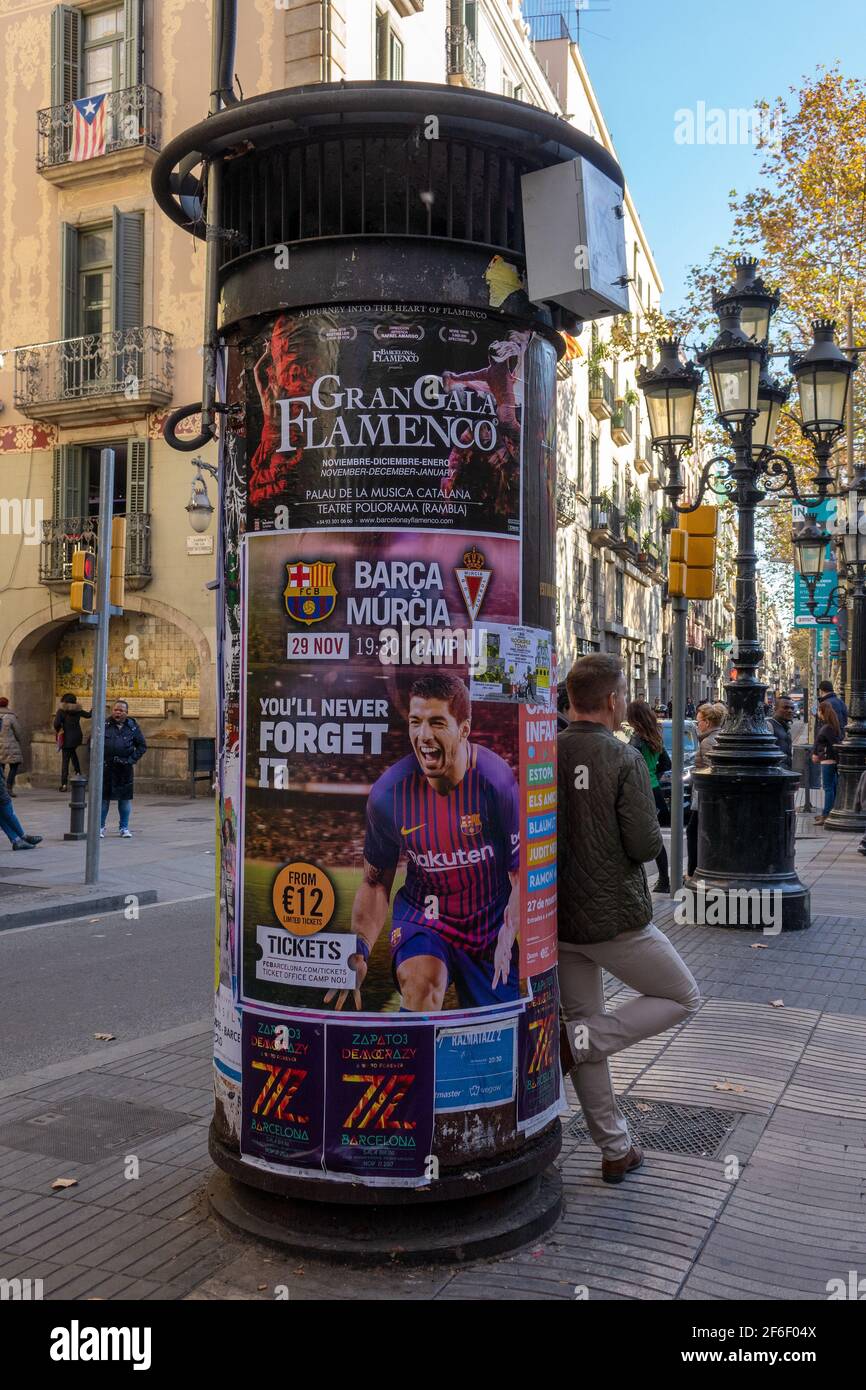 Runde kreisförmige Plakatwand Barcelona Stadtzentrum Spanien Werbung FC Barcelona Fußballspiel Stockfoto