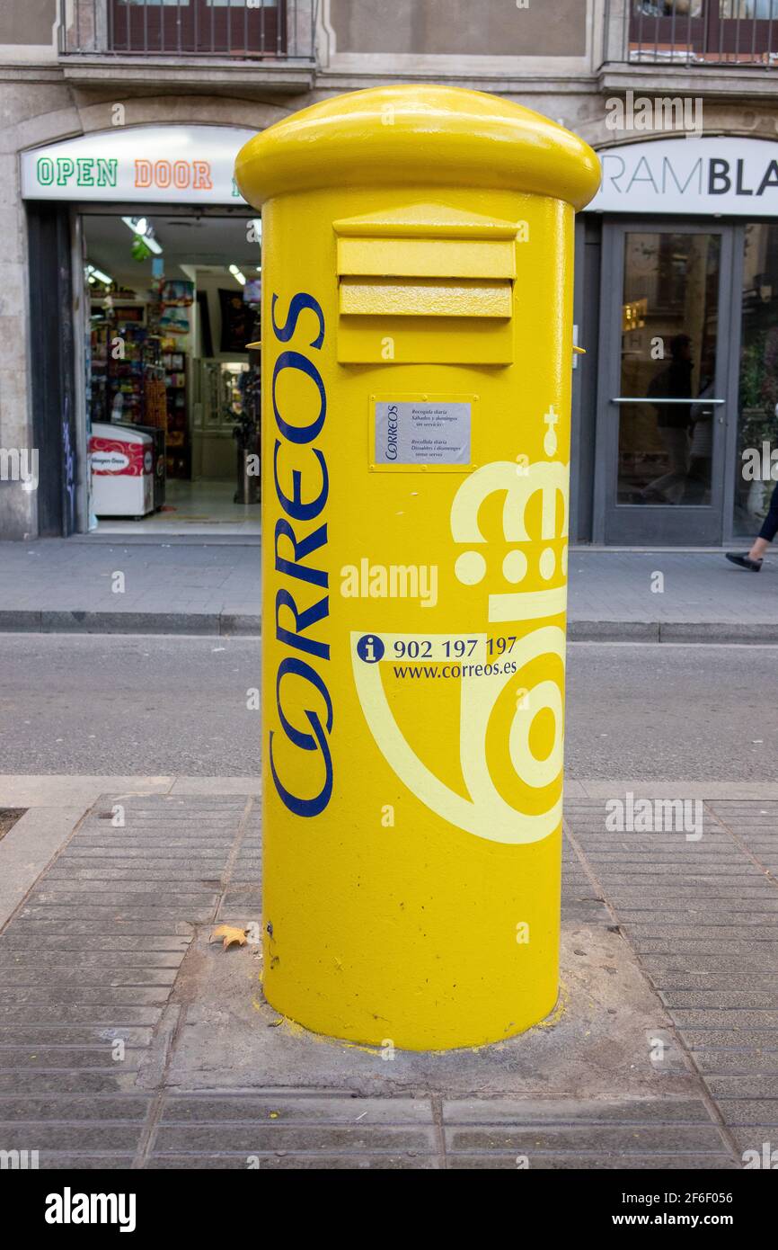 Gelbe Spanische Post (Correos) Briefkasten Briefkasten Pillarbox Auf A  Barcelona Street Spanien Stockfotografie - Alamy