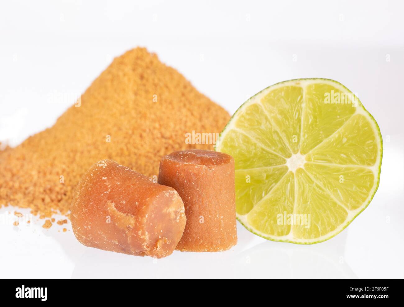 Panela mit Zitrone, erfrischende Kombination - Saccharum officinarum Stockfoto