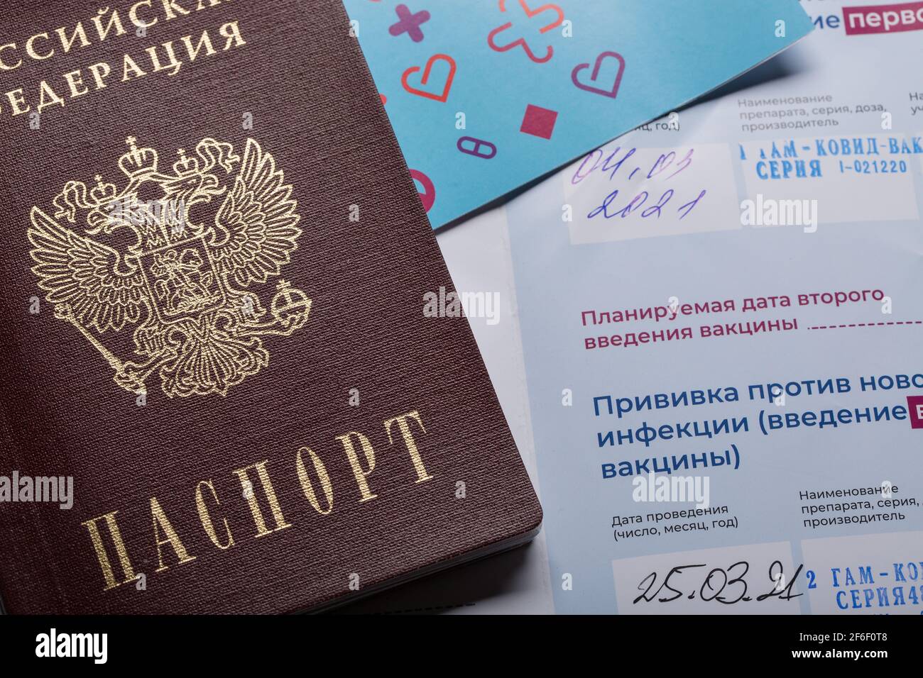 Moskau, Russland - 31 2021. März: Extreme Nahaufnahme des russischen Passes, der auf dem Impfpass COVID-19 festgelegt ist. Stockfoto