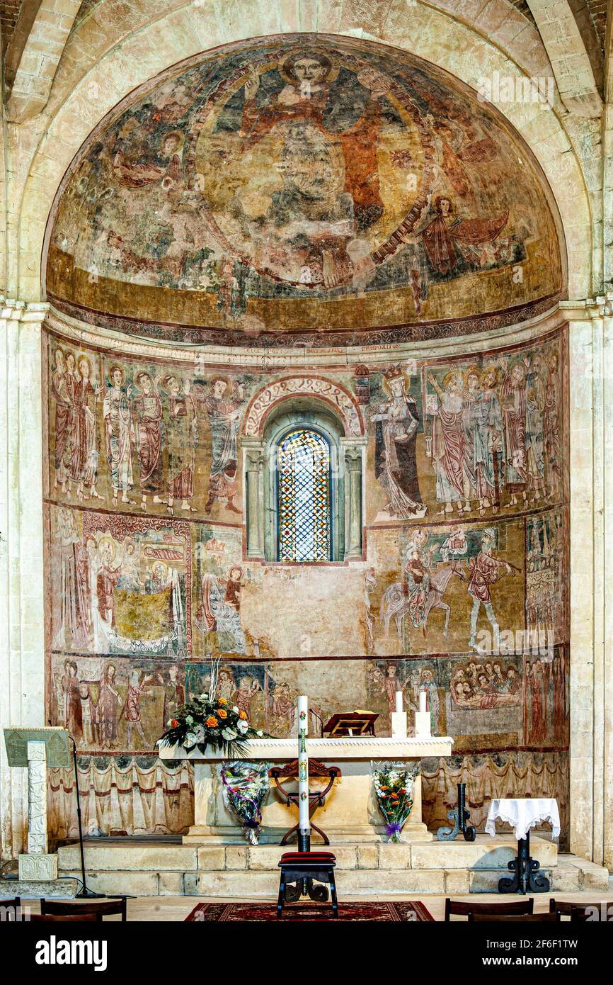 Die Apsis der Kirche Santa Maria di Ronzano mit dem Zyklus von Fresken, die biblische Episoden und das Leben von Jesus erzählen.Castel Castagna, Abruzzen Stockfoto