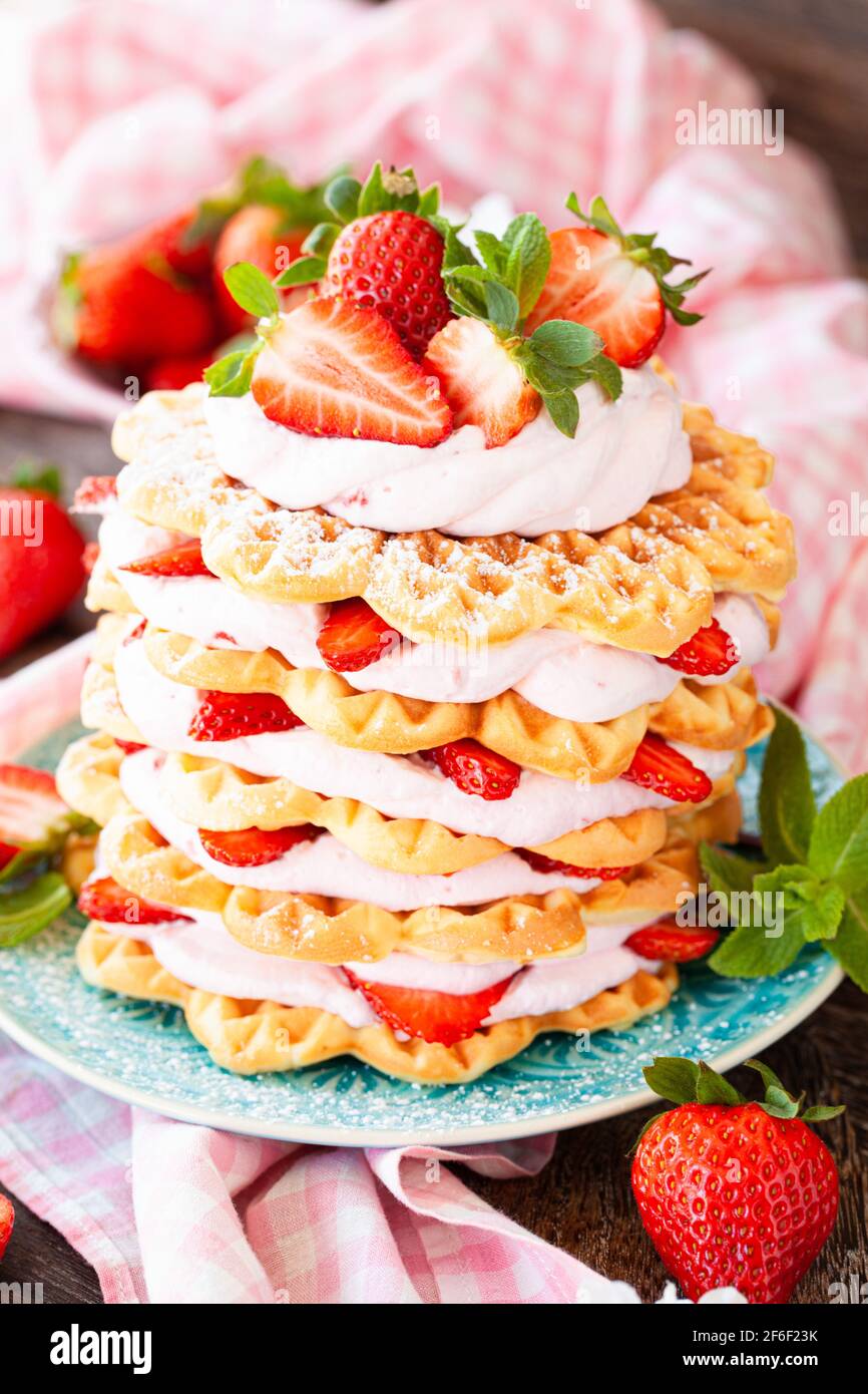 Waffeln mit Schlagsahne und frischen Erdbeeren gestapelt Stockfoto