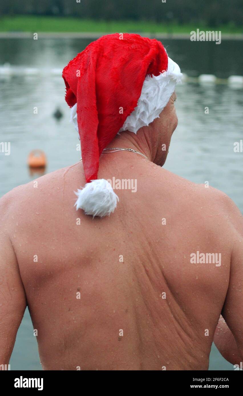 Ein Mitglied des Serpentine Swimming Club beendet das traditionelle Weihnachten Dip in der lake,25 Dezember 2002 Foto Andy Paradies Stockfoto