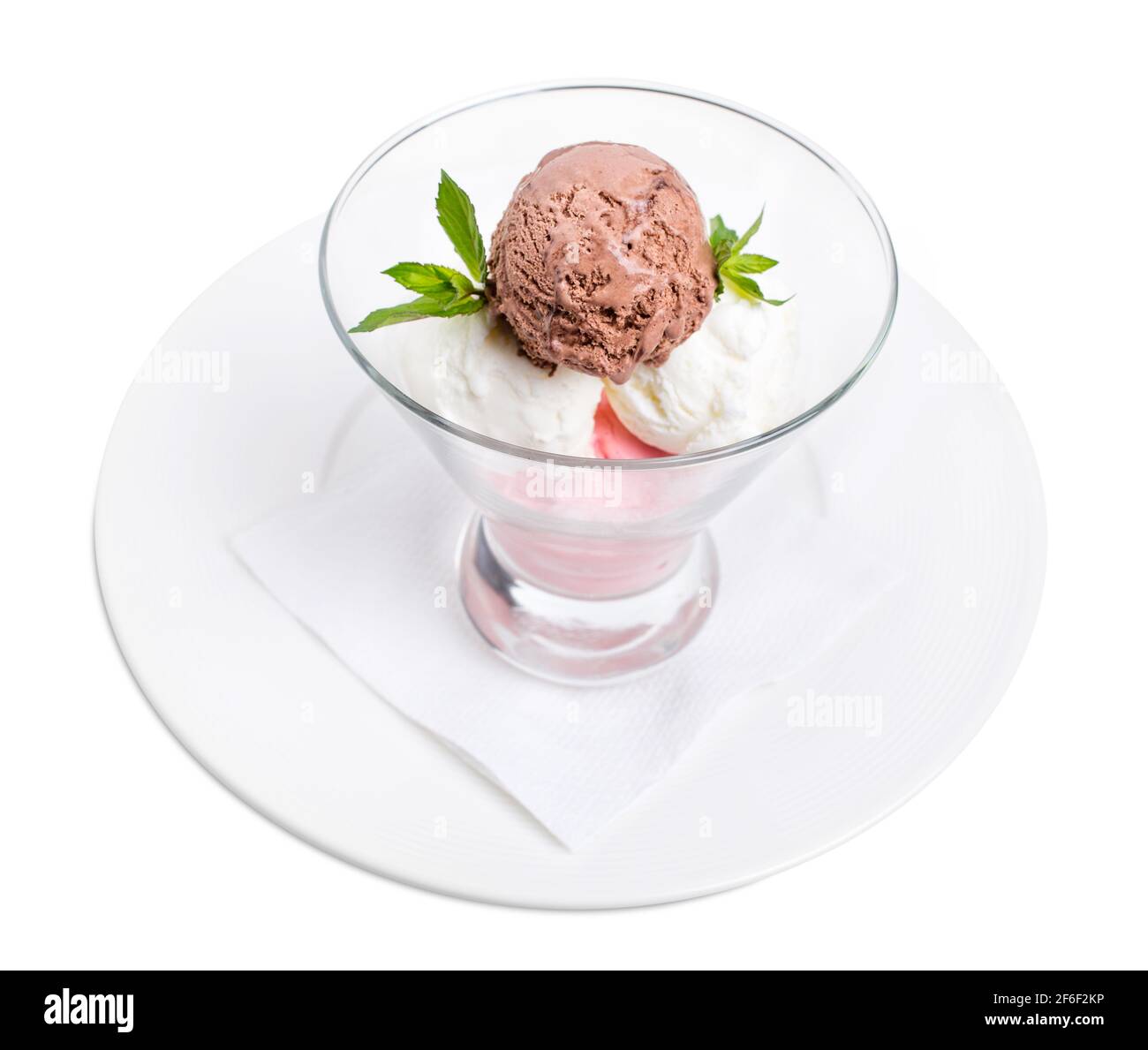 Köstliche, sortierte Eisschaufeln in einer Glasschüssel. Isoliert auf weißem Hintergrund. Stockfoto