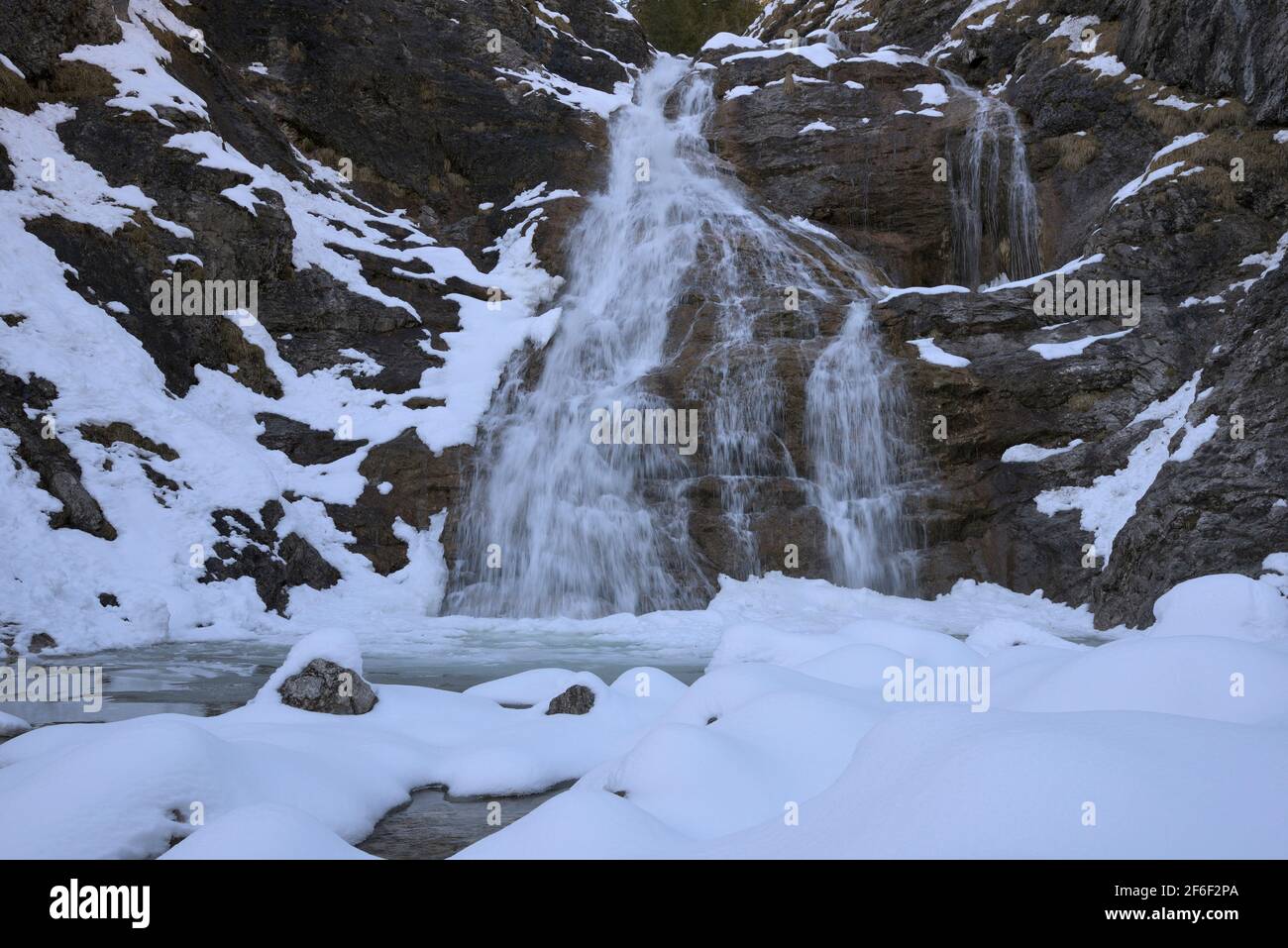 Glasbach Wasserfall in verschneitem, felsigen Gelände, Jachenau, Bayern, Deutschland Stockfoto