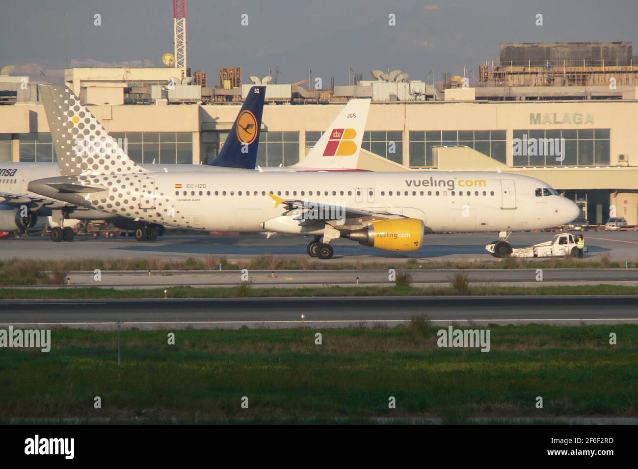 Vueling Airbus A320-214 (EC-IZD) wird für den Abflug vom spanischen Flughafen Malaga angepushen. Stockfoto