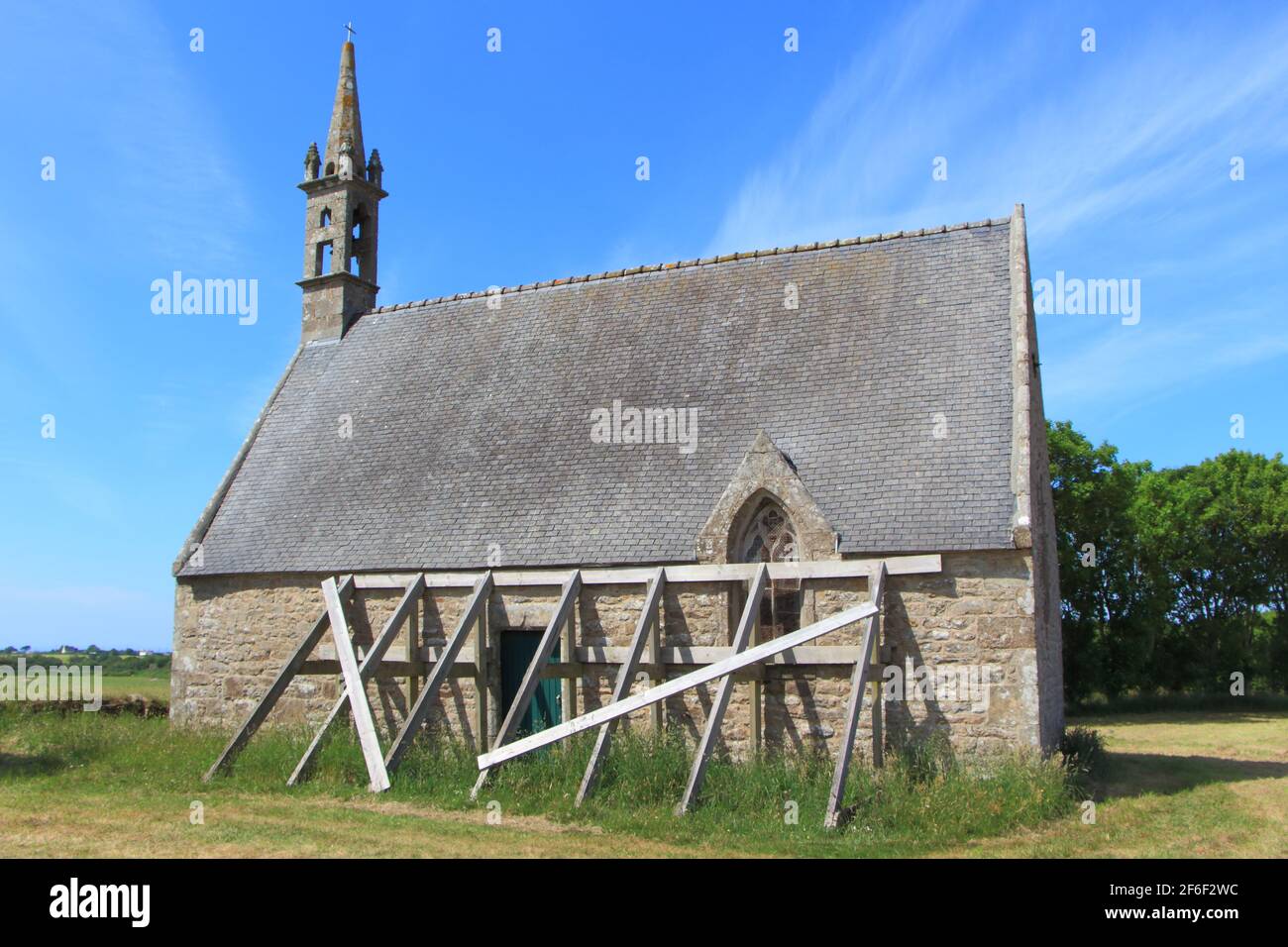 St. Roch Kapelle in Plourin mit Verstärkungsdiele gegen die Wand Stockfoto