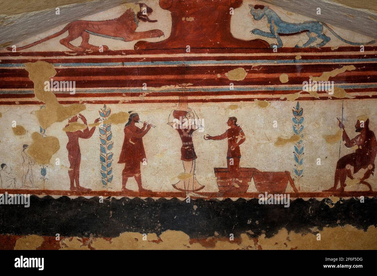 Etruskische Entertainer: Ein männlicher Jongleur, eine akrobatin und ein Musiker, der zwei Flöten spielt. Wandmalerei in einem 2.500 Jahre alten etruskischen Grab, dem Jugglergrab oder Tomba dei Giocolieri, in der Nekropole Monterozzi der antiken Stadt Tarchuna oder Tarchna, heute Tarquinia, Latium, Italien. Der Jongleur hält zwei Scheiben, während er vor zwei Körben steht, während die akrobatin einen schwer aussehenden Kerzenleuchter auf ihrem Kopf ausbalanciert. Stockfoto