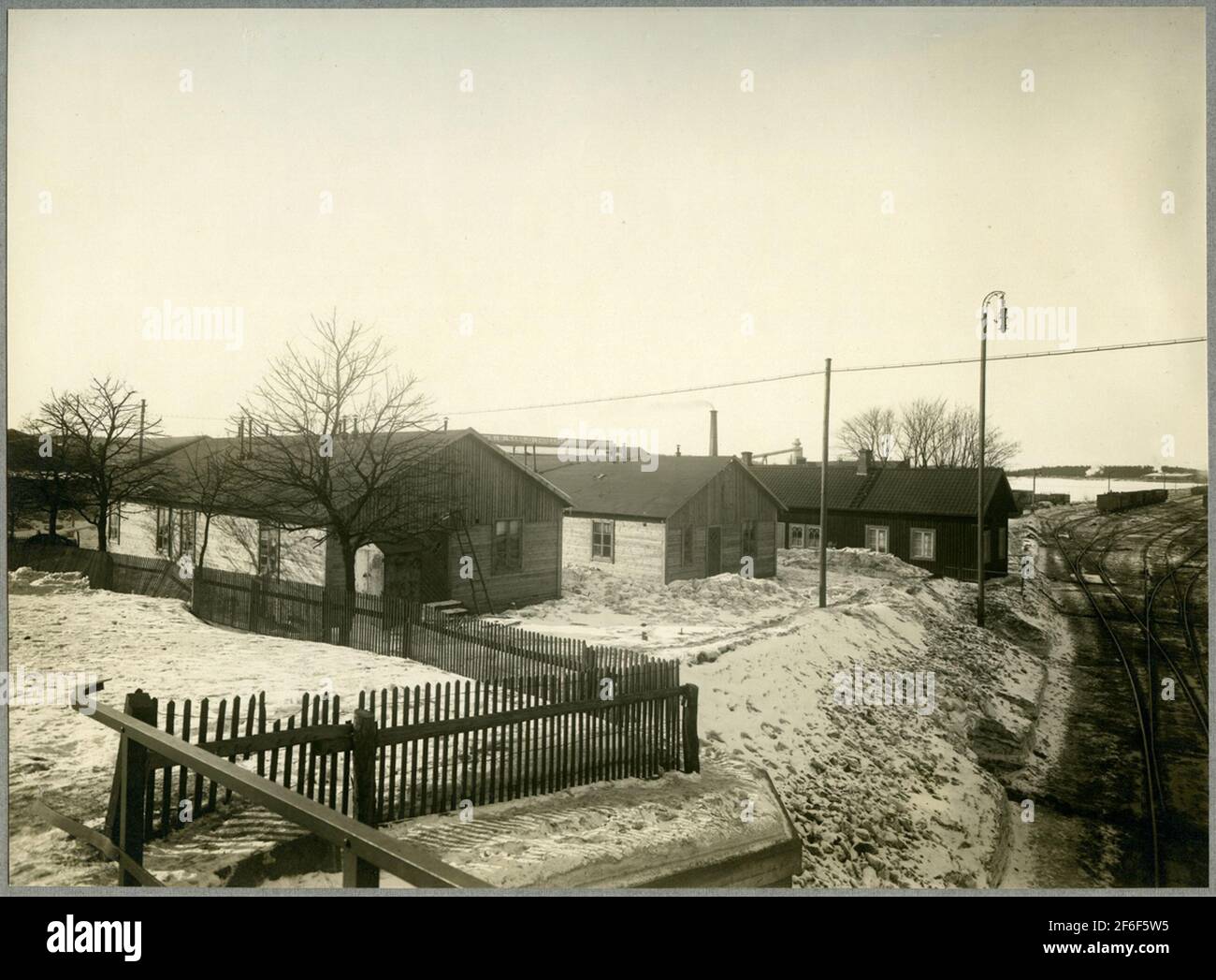 Text auf dem Bild - Nr. 24. Gehört zum Jahresbericht 1916. Tvenne Baracks gebaut in Nässjö im Jahr 1916. Bogenlampe an der Eisenbahn. Stockfoto