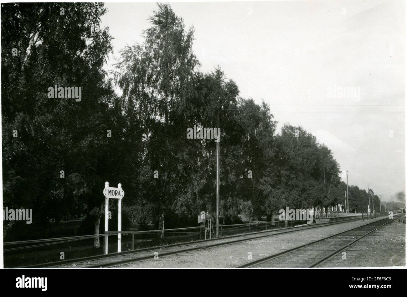 Die Station OMB. 1929. MVJ, 1891 angelegt. Im Jahr 1896 wurde Mora eröffnet - Mora Noret. Das Bahnhofshaus wurde 1930 umgestaltet und modernisiert. Um 1920 wurden drei Wohngebäude mit vier Wohnungen gebaut. Zweistöckiges Bahnhofshaus in Holz MVJ, Mora - Vänern Bahn Stockfoto