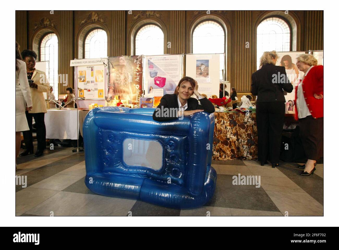 The British Female Inventor & Innovator Network Exhibition & Awards 2005 im Old Royal Navy College, Greenwich, London. 16 + 17 Feb 2005.Joanne Bradford aus Telford Shropshire mit ihrem aufblasbaren Reisebett das Holi-Doze Bild David Sandison 16/2/2005 Stockfoto