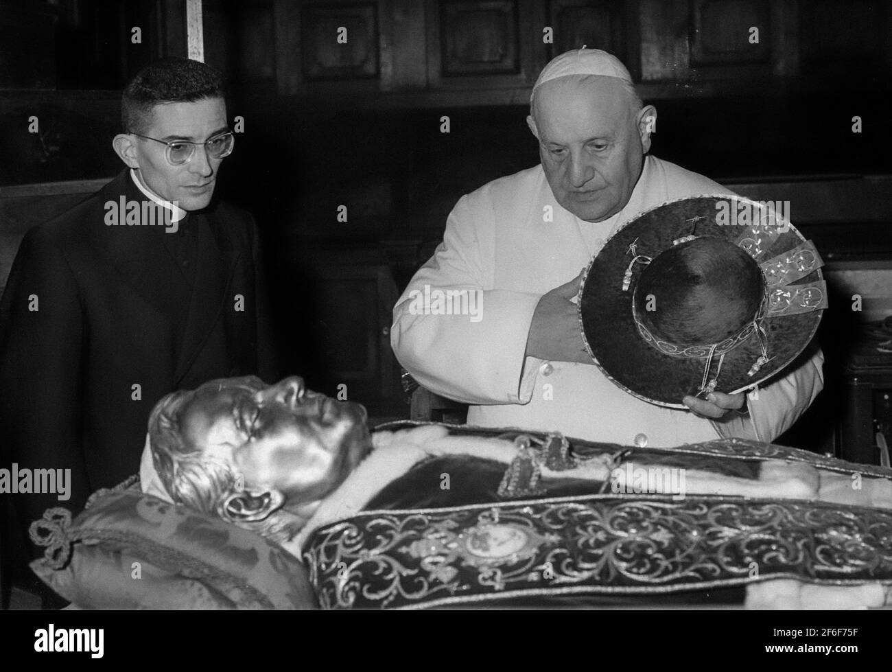 Loris Francesco Capovilla und Papst Johannes XXIII. Mit dem Körper des heiligen Papstes Pius X., der eine silberne Maske trug, im Petersdom 1959. Stockfoto