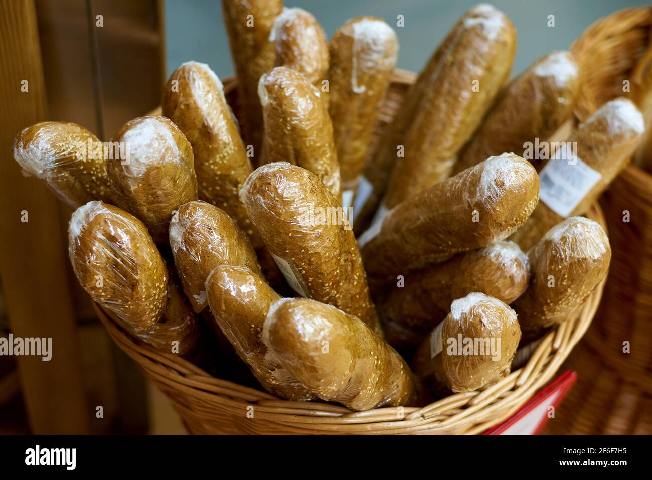 Ein Ballen Baguettes in einem Korb im Supermarkt. Stockfoto