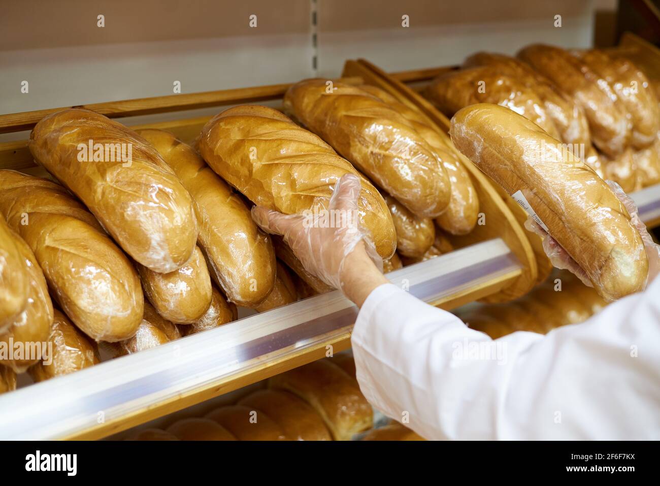 Genehmigung von Brotprodukten durch einen Inspektor in einem Supermarkt. Stockfoto