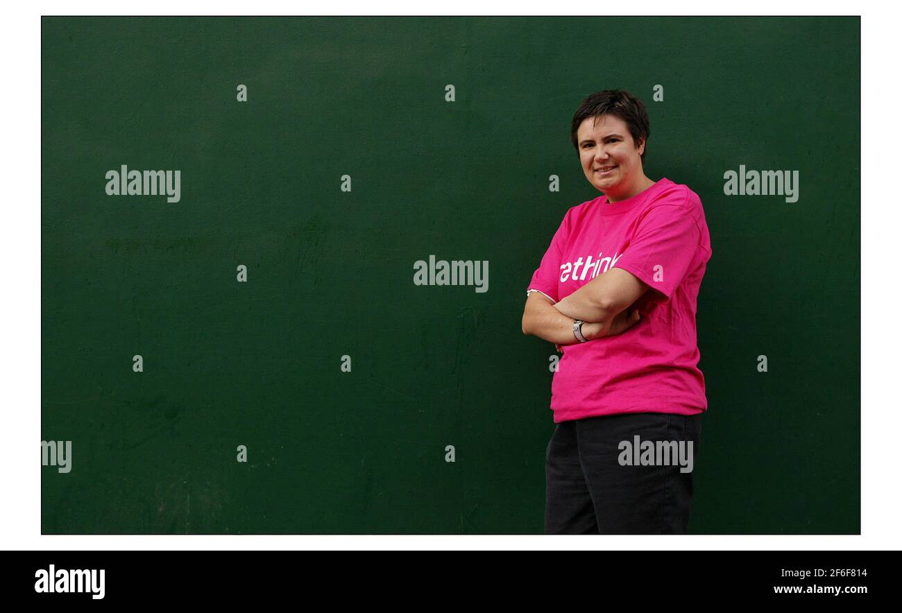 Für Indy on Sun.... Helen Gilburt in Kingston upon Thames. Bild David Sandison 22/10/2003 Stockfoto