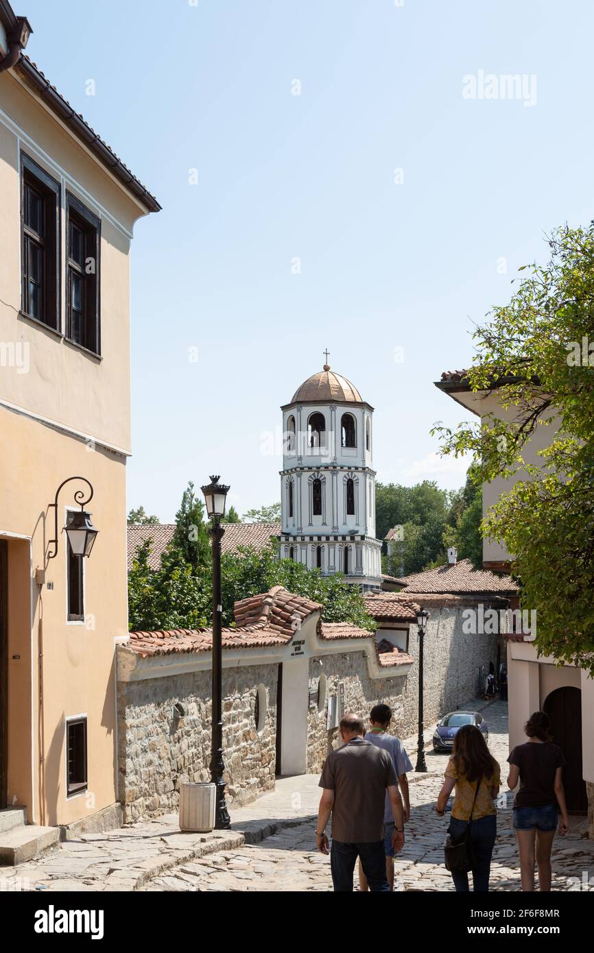 Glockenturm der Kirche St. Konstantin und Helena als Teil einer Straßenszene in der Altstadt von Plovdiv, Bulgarien Stockfoto