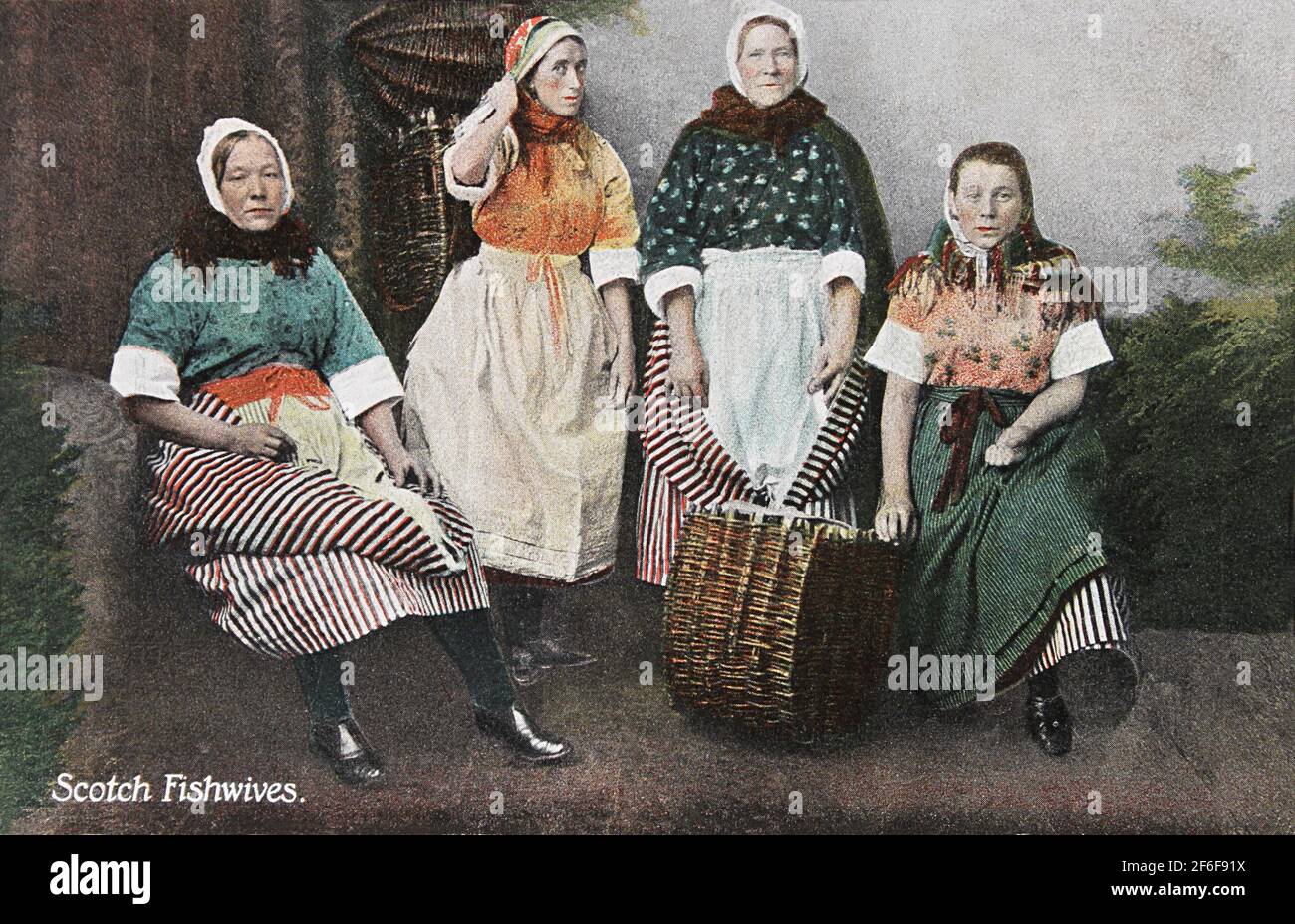 Handkolorierte Postkarte mit dem Postzeichen 1906, die schottische Fischfrauen auf einem formellen Gruppenfoto zeigt. Stockfoto