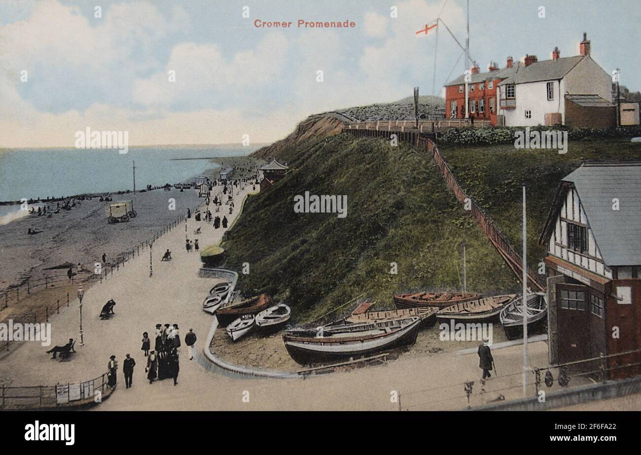 Handkolorierte Postkarte mit dem Titel „Cromer Promenade“ aus dem Jahr 1900, die die Strandpromenade im beliebten Seebad Norfolk zeigt. Stockfoto