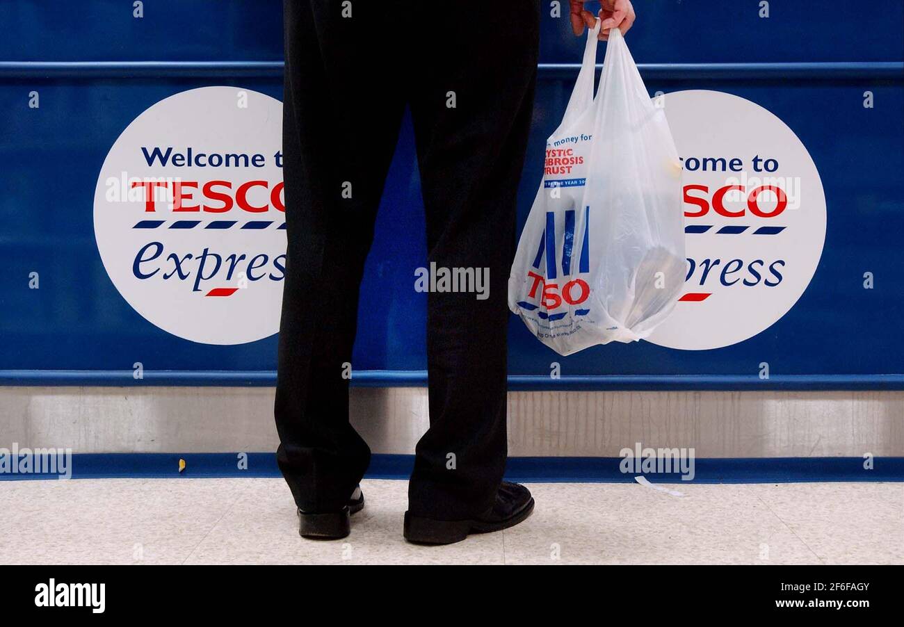 Tesco Express auf der Camden Road, Nord London,30. Oktober 2002 Foto Andy Paradise Stockfoto