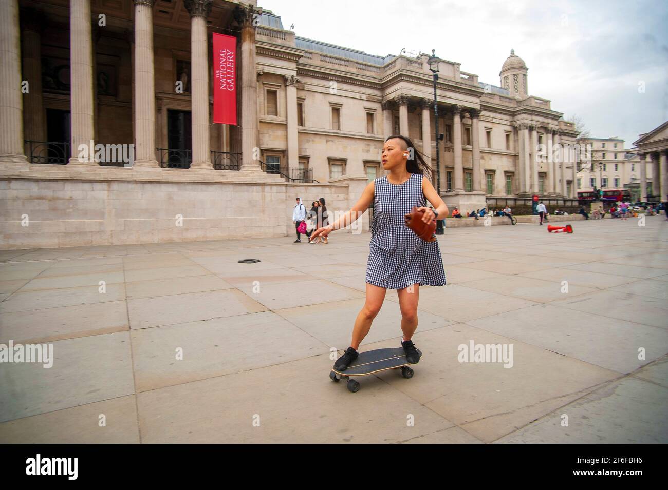 London, Großbritannien. März 2021, 31st. Wolkiger warmer Tag auf dem Trafalgar Square am letzten Tag im März. Kredit: JOHNNY ARMSTEAD/Alamy Live Nachrichten Stockfoto