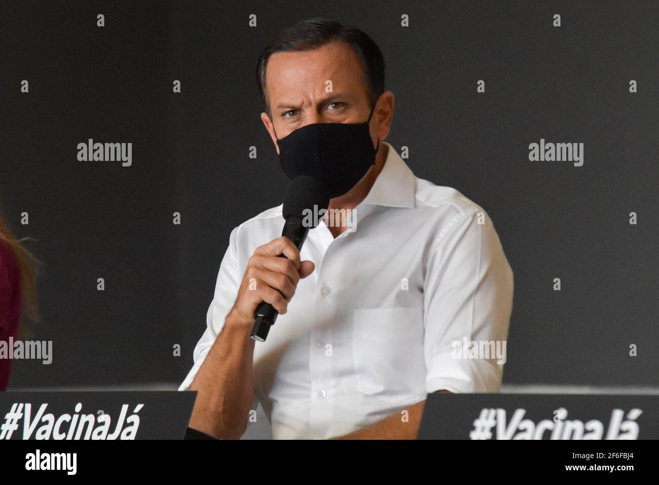 São PAULO, SP - 31,03.2021: COLETIVA DE IMPRENSA João DORIA COVID19 - João Doria, (PSDB) Gouverneur von São Paulo, nimmt an einer Pressekonferenz zum Kampf gegen Coronavirus, (Covid-19) in Palácio dos Bandeirantes, an diesem Mittwoch (31). Während der Pressekonferenz lancierte der Gouverneur die Impfkampagne gegen den Hunger, die jede Person, die gegen Covid-19 impfen kann, dazu einlädt, ein Kilo unvergängliche Lebensmittel zu spenden. (Foto: Roberto Casimiro/Fotoarena) Stockfoto
