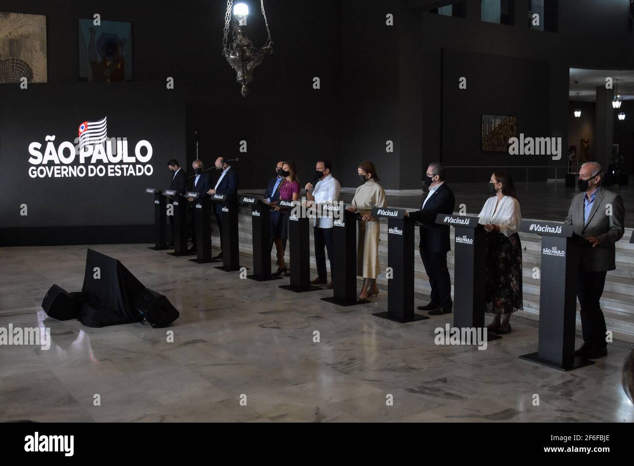 São PAULO, SP - 31,03.2021: COLETIVA DE IMPRENSA João DORIA COVID19 - João Doria, (PSDB) Gouverneur von São Paulo, nimmt an einer Pressekonferenz zum Kampf gegen Coronavirus, (Covid-19) in Palácio dos Bandeirantes, an diesem Mittwoch (31). Während der Pressekonferenz lancierte der Gouverneur die Impfkampagne gegen den Hunger, die jede Person, die gegen Covid-19 impfen kann, dazu einlädt, ein Kilo unvergängliche Lebensmittel zu spenden. (Foto: Roberto Casimiro/Fotoarena) Stockfoto