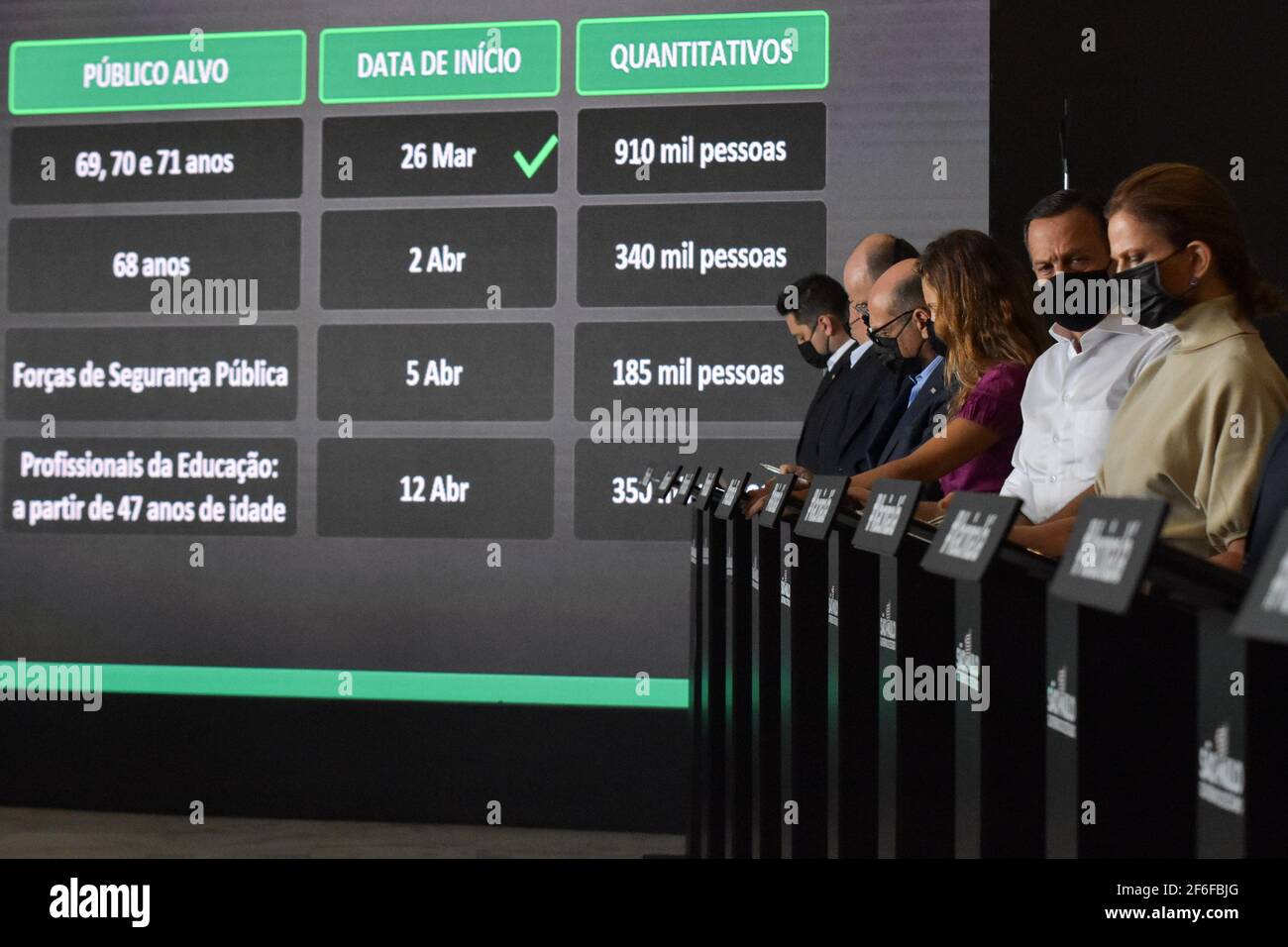 São PAULO, SP - 31,03.2021: COLETIVA DE IMPRENSA João DORIA COVID19 - João Doria, (PSDB) Gouverneur von São Paulo, nimmt an einer Pressekonferenz zum Kampf gegen Coronavirus, (Covid-19) in Palácio dos Bandeirantes, an diesem Mittwoch (31). Während der Pressekonferenz lancierte der Gouverneur die Impfkampagne gegen den Hunger, die jede Person, die gegen Covid-19 impfen kann, dazu einlädt, ein Kilo unvergängliche Lebensmittel zu spenden. (Foto: Roberto Casimiro/Fotoarena) Stockfoto