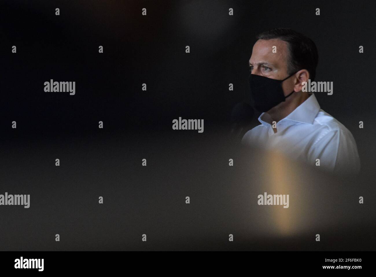 São PAULO, SP - 31,03.2021: COLETIVA DE IMPRENSA João DORIA COVID19 - João Doria, (PSDB) Gouverneur von São Paulo, nimmt an einer Pressekonferenz zum Kampf gegen Coronavirus, (Covid-19) in Palácio dos Bandeirantes, an diesem Mittwoch (31). Während der Pressekonferenz lancierte der Gouverneur die Impfkampagne gegen den Hunger, die jede Person, die gegen Covid-19 impfen kann, dazu einlädt, ein Kilo unvergängliche Lebensmittel zu spenden. (Foto: Roberto Casimiro/Fotoarena) Stockfoto