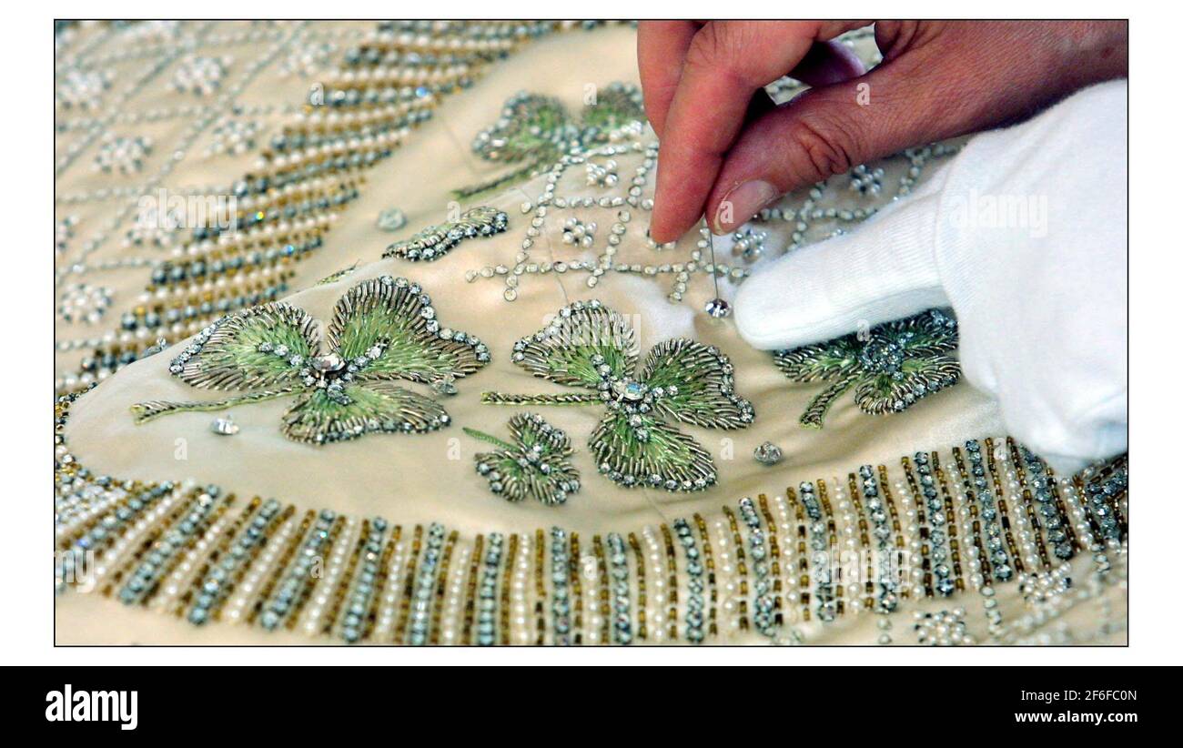 Der 50th. Jahrestag der Krönung von Königin Elizabeth II. Wird bei der diesjährigen Sommereröffnung der Buckingham Palace State Rooms mit der Ausstellung von her Majesty's prächtigem Krönungskleid gefeiert, das von Janet Wood, Senior Textile Conservator im Hampton Court Palace, vorbereitet wird. Ein extra Shamrock (vierblättriger Kleeblatt) von Sir Norman Hartwell, dem Designer des Kleides, hinzugefügt...... Für viel Glück.pic David Sandison 30/5/2003 Stockfoto