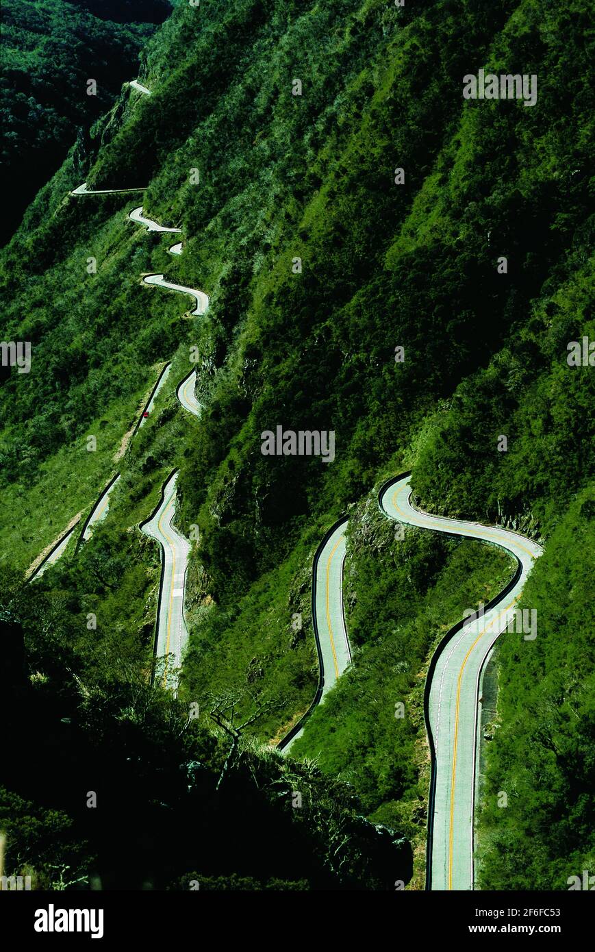 Serra do Rio do Rastro, eine Bergkette im Südosten des Staates Santa Catarina, von der Straße SC-390 überquert, mit bemerkenswerten Landschaften, tiefen Klippen und vielen radikalen Kurven. Die Autobahn SC-390 gewann den Titel "Carretera Asombrosa" (Übersetzung: Spektakuläre Straße) von einer Umfrage in einer spanischen Zeitschrift. Brasilien. Stockfoto