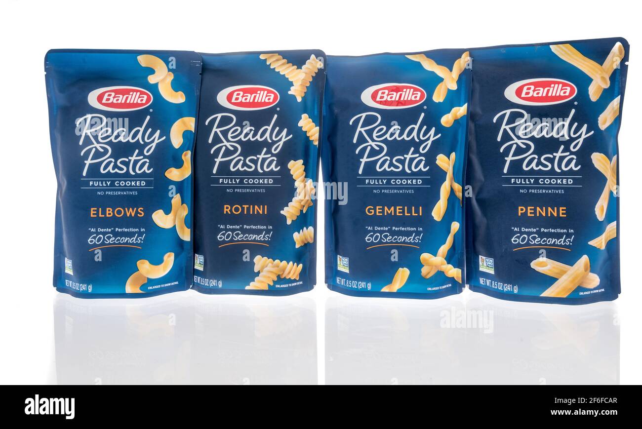 Winneconne, WI - 31 März 2021: Ein Paket von Barilla bereit Pasta vollständig auf einem isolierten Hintergrund gekocht Stockfoto