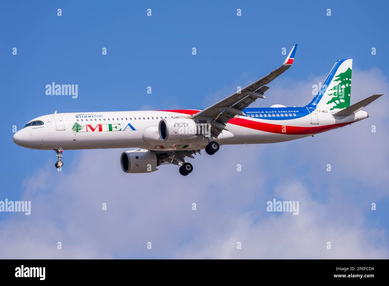 MEA Middle East Airlines Airbus A321neo Jet-Linienflugzeug T7-ME3 im Finale, das bei sonnigem Wetter am Flughafen London Heathrow in Großbritannien landen wird. 10000. A320 Stockfoto