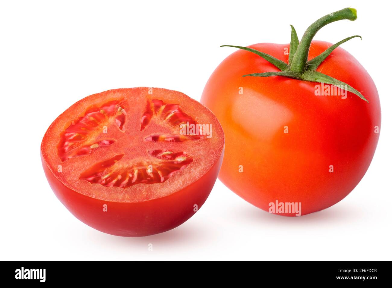 Isolierte reife Tomaten auf weißem Hintergrund. Ein ganzes und in zwei Hälften schneiden. Tomaten sind angeordnet: Das ganze im Hintergrund, und die Hälfte der Tomate i Stockfoto