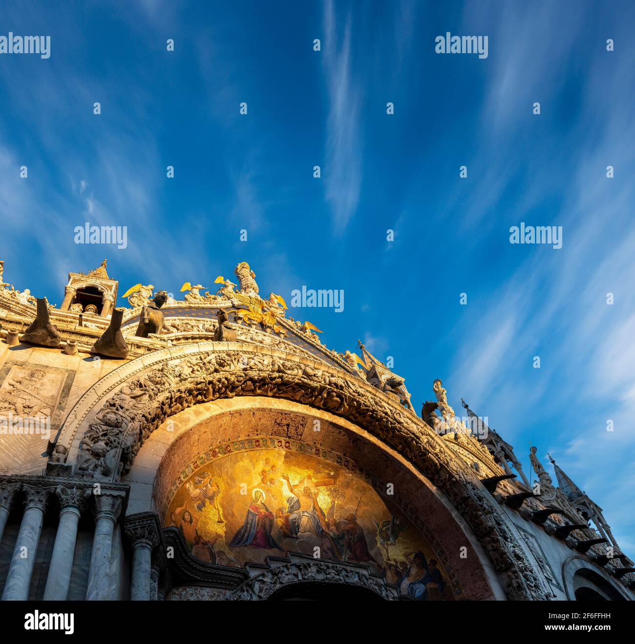 Abendlicht reflektiert auf St. Marks Kathedrale, Venedig, Italien. Stockfoto