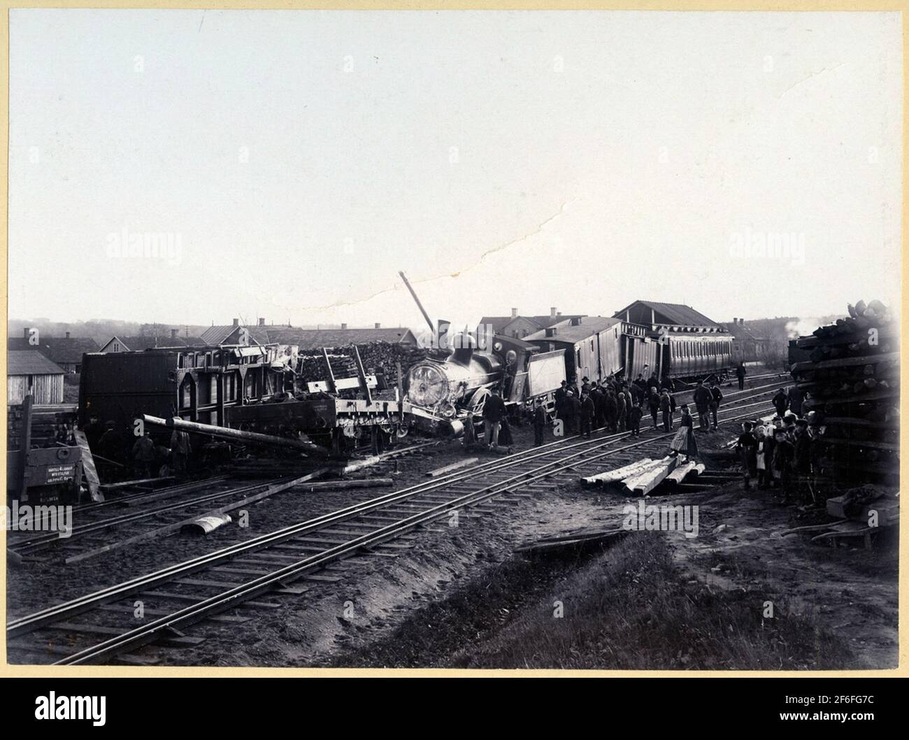 Zug 42, Malmö nach Göteborg, der von der Staatsbahn gezogen wurde, SJ um 262 wurde versehentlich auf eine Seitenspur am Pass von Kågeröd geführt, wo er mit einem stationären Güterzug kollidierte. Stockfoto