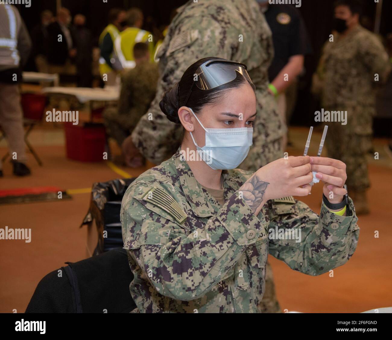 Norfolk VA, März 31,2021- EINE Marine-Ärztin überprüft die COVID-19-Impfstoffstand während der offiziellen Eröffnung der Gemeinschaft Impfzentrum in Norf Stockfoto