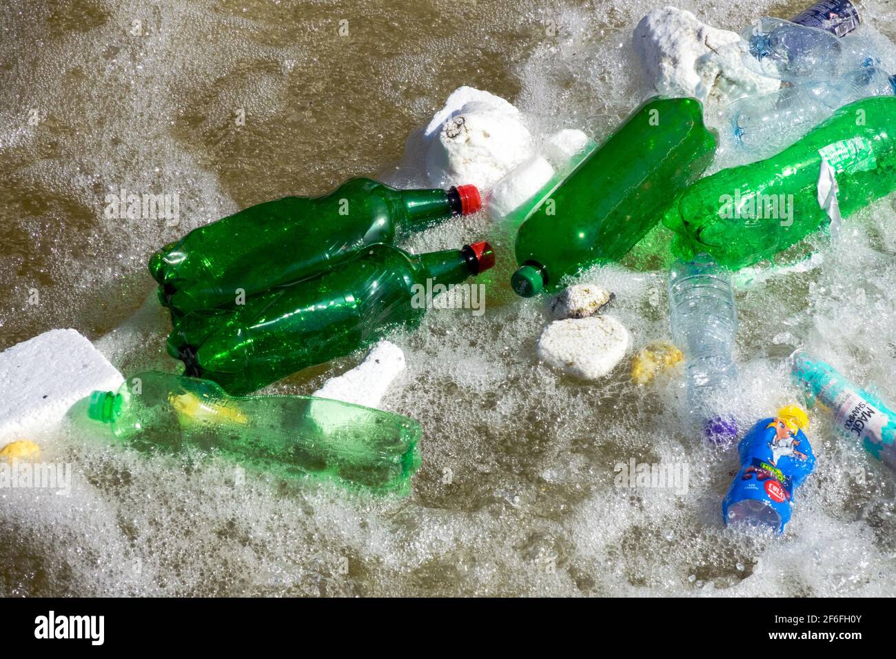 Wasserverschmutzung, Plastikmüllflaschen, die in geschäumter Höhe des Flusses schwimmen Stockfoto