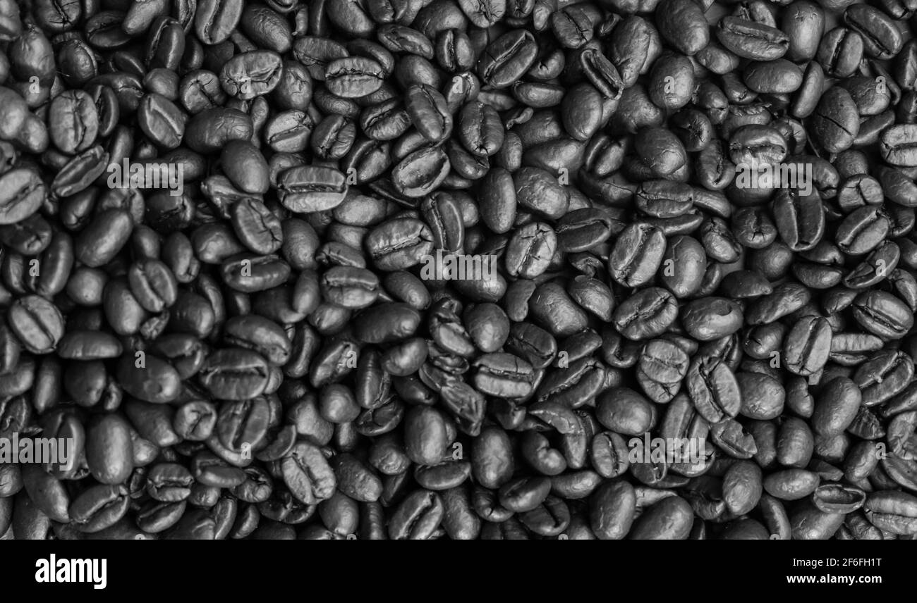 Geröstete Kaffeebohnen Hintergrund.Draufsicht Schwarz-Weiß-Stil Fotografie. Stockfoto