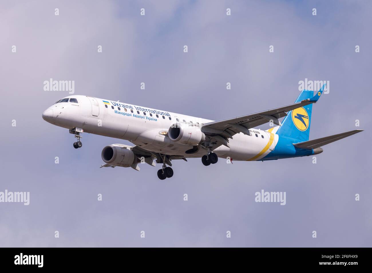 Ukraine International Airlines Embraer 190 Jet-Linienflugzeug UR-EMB im Finale auf dem Flughafen London Heathrow, Großbritannien bei sonnigem Wetter zu landen. Ukrainisch Stockfoto