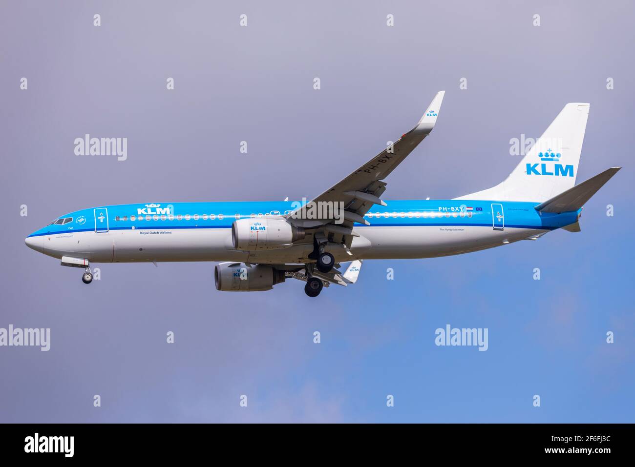 KLM Royal Dutch Airlines Boeing 737 Jet-Linienflugzeug PH-BXY im Finale auf dem Flughafen London Heathrow, Großbritannien bei sonnigem Wetter landen. Niederländische Fluggesellschaft Stockfoto