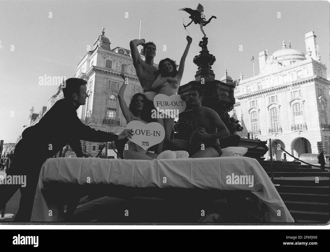 (VON LINKS NACH RECHTS)DIE ITALIENISCHEN MODELS VALENTINA, MIGUEL, ROSANNA, MIKO POSIEREN NAKEDIN PICCADILLY CIRCUS FÜR "FELL OUT LOVE IN", UM DIE P.E.T.A.'S FASHION WEEK KAMPAGNE ZU STARTEN. Stockfoto