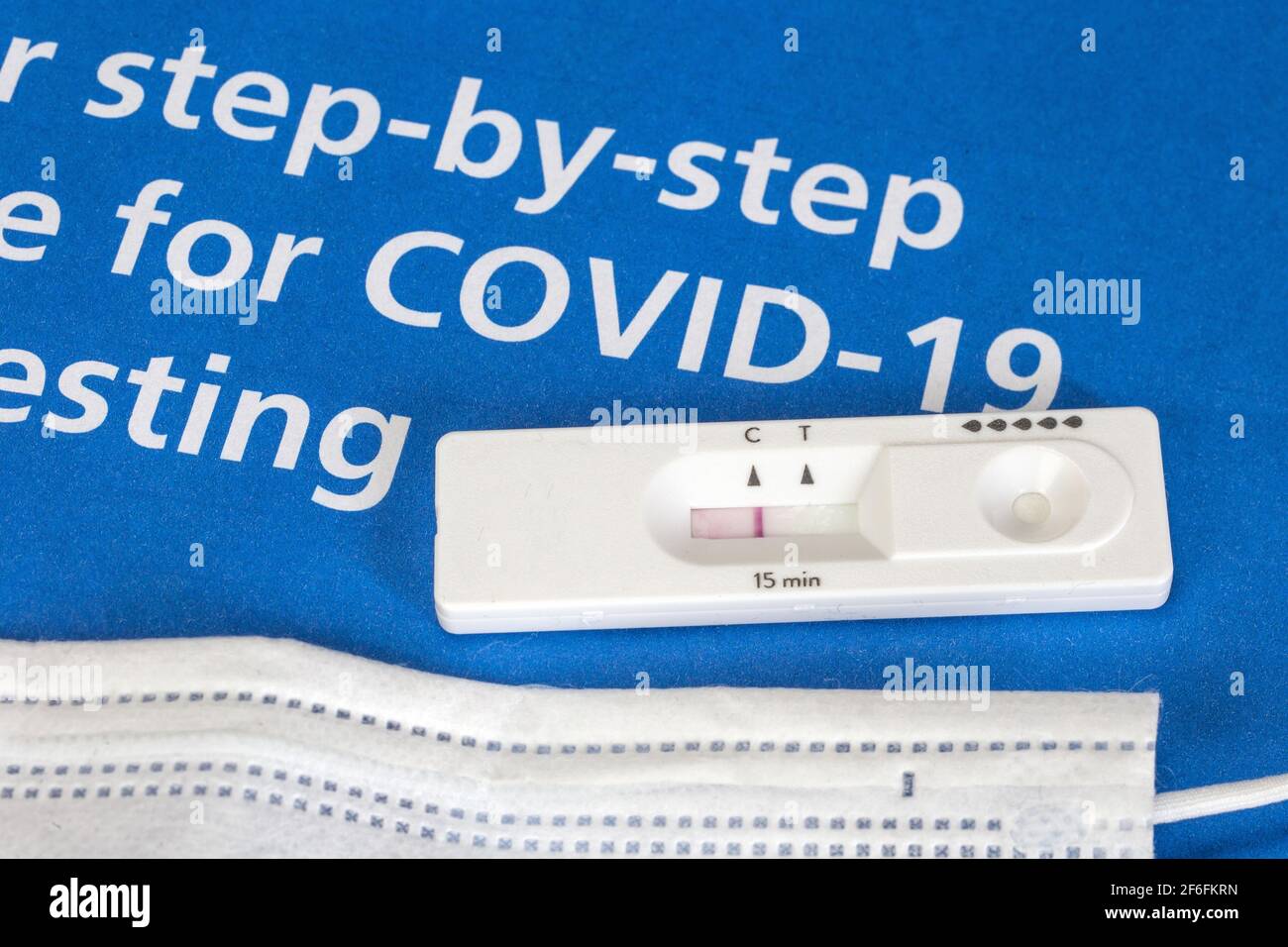 Coronavirus-Heimtests. Selbsttest-Kit und Anleitung für zu Hause testen Covid-19, Coronavirus, Gesundheit, Geschäft, zu Hause bleiben Konzept Stockfoto