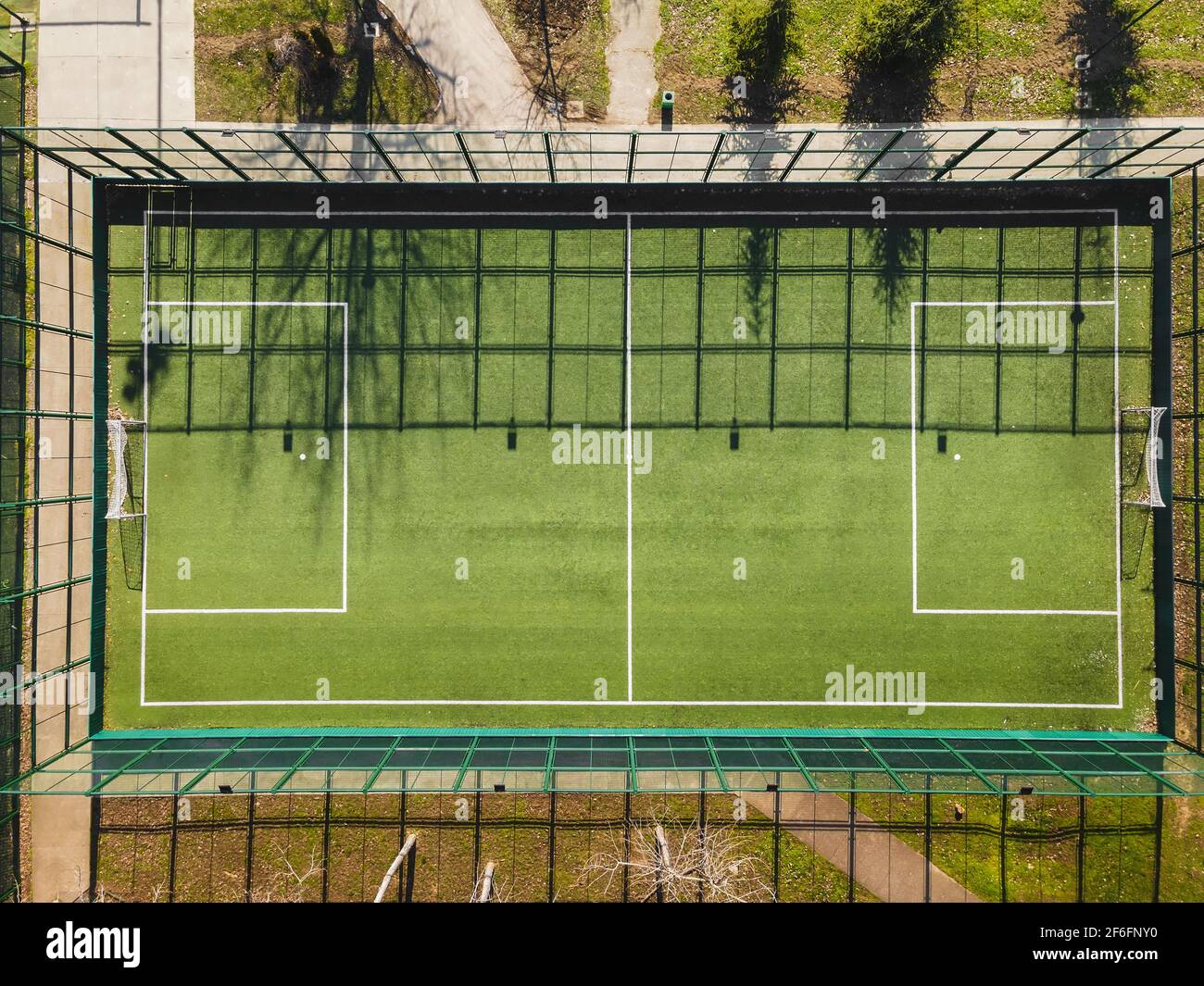 Drohne Blick Auf Den Street Soccer Court. Outdoor-Sportplatz mit grüner Oberfläche für Fußball oder Fußball im städtischen Bereich, Detail, Drohne Ansicht Stockfoto