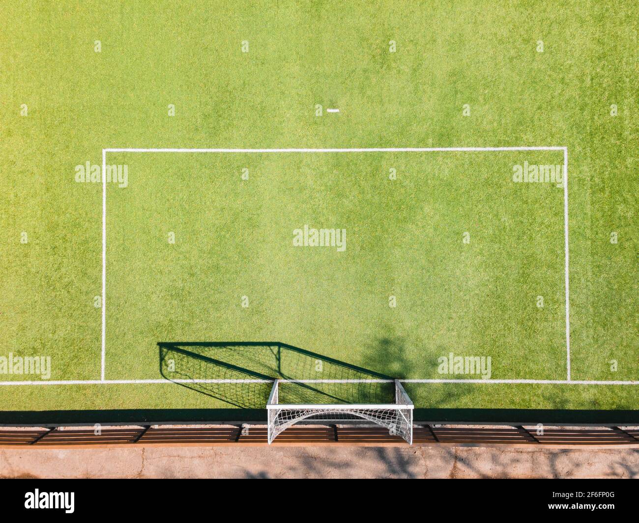 Details Zum Fußballplatz. Outdoor-Sportplatz mit grüner Oberfläche für Fußball oder Fußball im städtischen Bereich, Detail, Drohne Ansicht Stockfoto