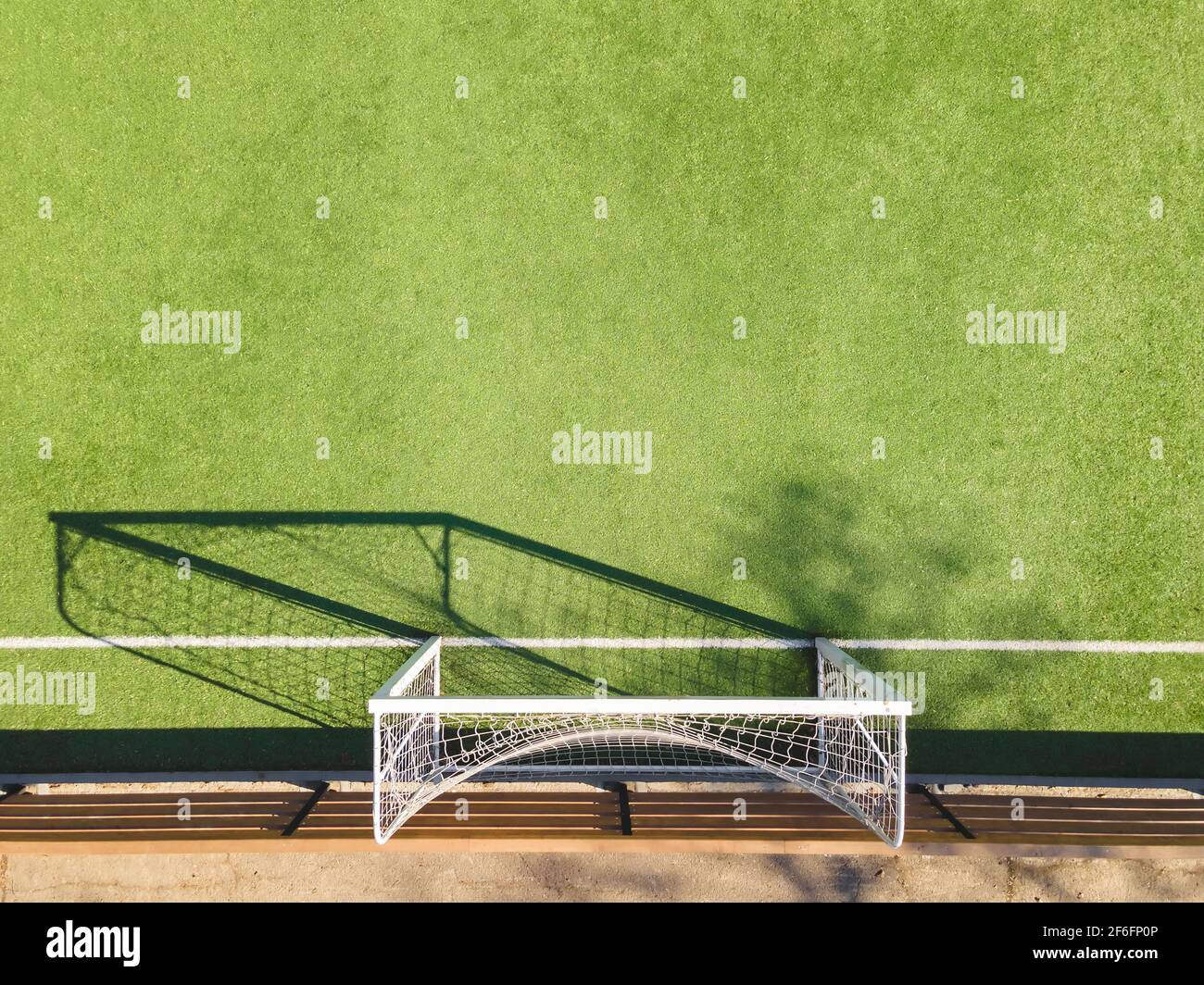 Green Soccer Court Detail.Outdoor-Sportplatz mit grüner Oberfläche für Fußball oder Fußball im städtischen Bereich, Detail Stockfoto