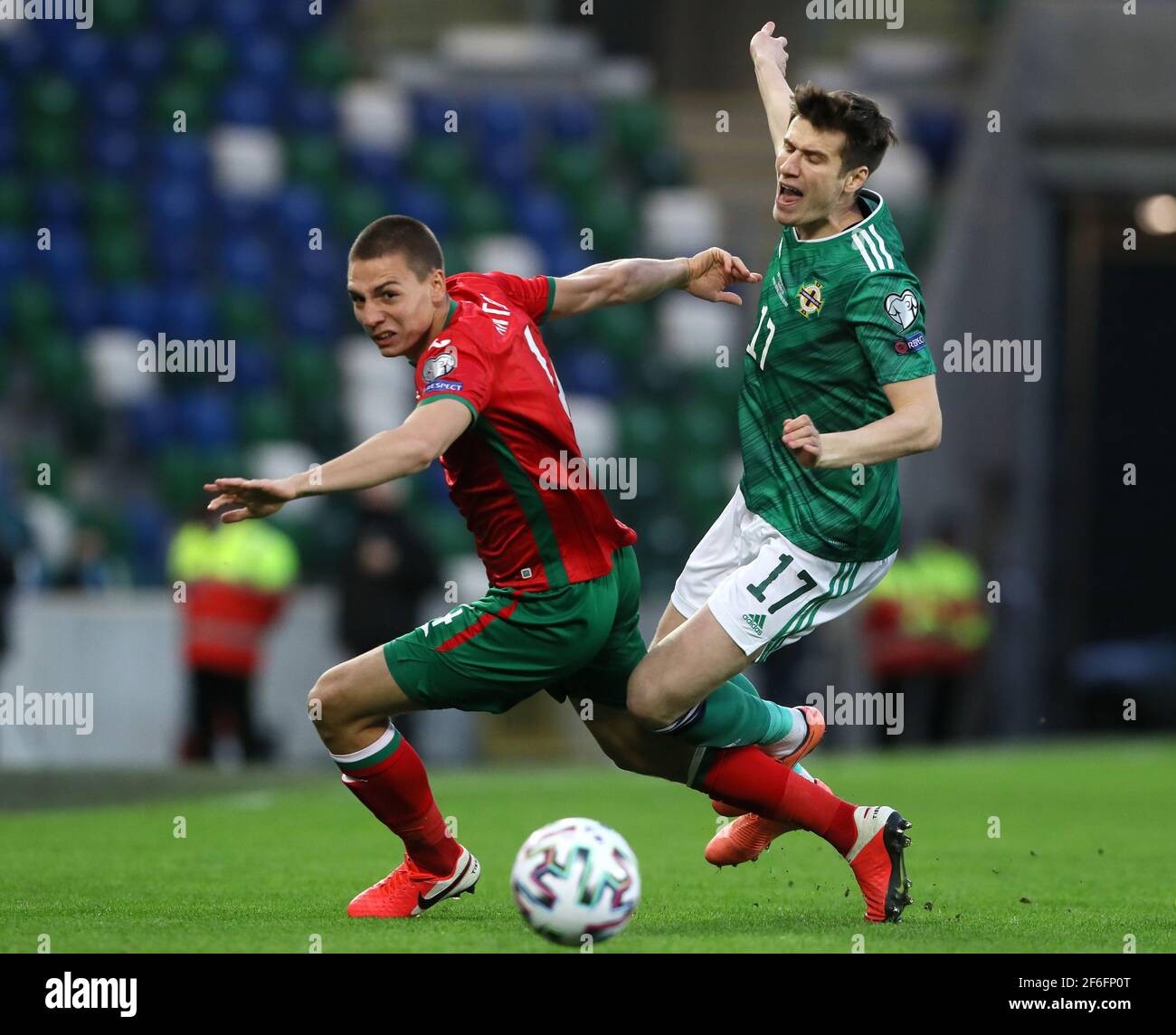 Der nordirische Paddy McNair (rechts) und der bulgarische Valentin Antov kämpfen während des FIFA World Cup Qualifying-Spiels 2022 im Windsor Park, Belfast, um den Ball. Bilddatum: Mittwoch, 31. März 2021. Stockfoto