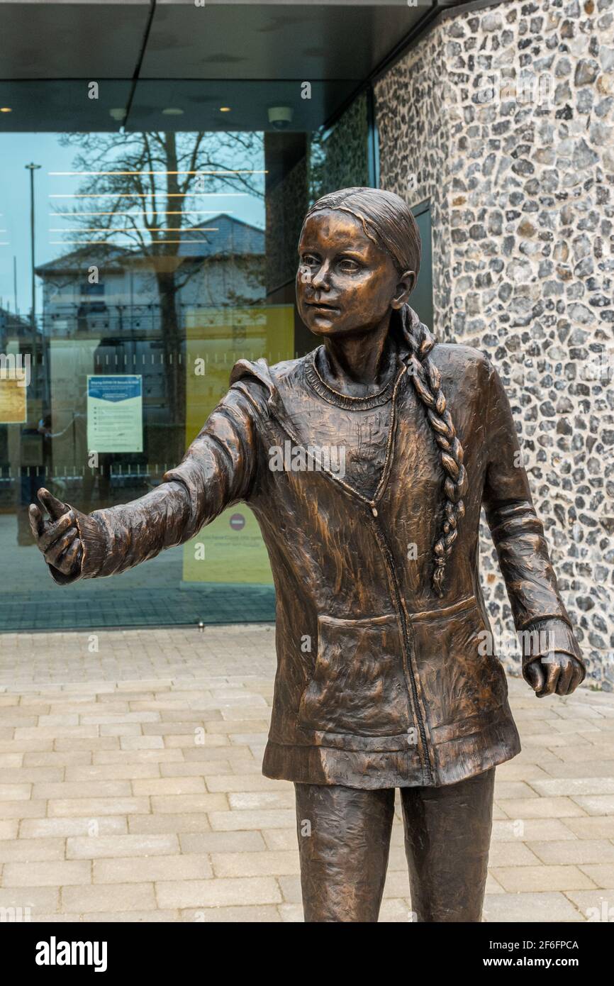 Greta Thunberg Statue auf Winchester University West Downs Campus, Hampshire, Großbritannien. Skulptur der Umweltaktivistin von Christine Charlesworth. Stockfoto